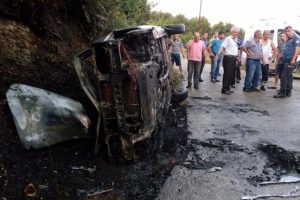 Alevlere teslim olan otomobil küle döndü