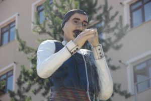 Erzurum'da heykelin tokmağı ve zurnası çalındı