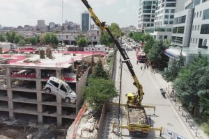 İstinat duvarının çökmesi sonrası araçlar böyle kurtarıldı