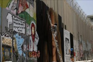 İsrail 'Filistinli cesur kız'ın resmini çizen İtalyan graffiti sanatçılarını sınır dışı etti
