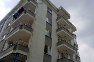 2 çocuk annesi, komşusunun balkonundan ölüme atladı