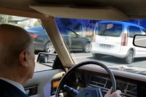Bahçeli klasik aracıyla Ankara sokaklarını gezdi