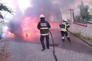 Seyir halindeki araç alev alev yandı
