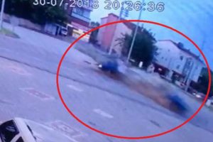 Otomobil ikiye böyle bölündü... Ölü ve yaralılar var