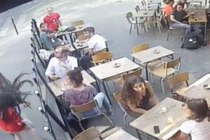 Tacizcisine tepki gösteren kadın tokat yedi