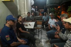 Buharkent Kaymakamı sokakta sabahladı