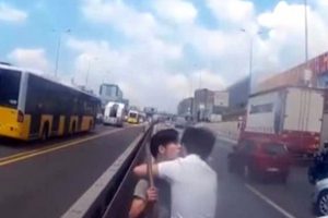 Sopayla aracından inen sürücüye öyle birşey yaptı ki!