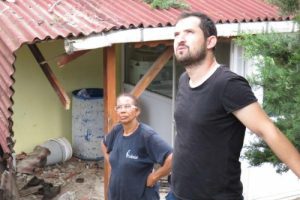 Cip evin bahçesine uçtu: 2 yaralı