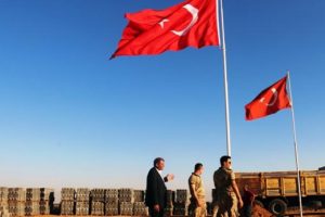 Suriye sınırına dev Türk bayrağı çekildi