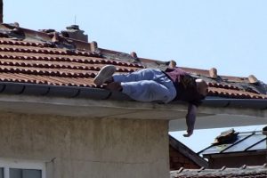 Çatıda uyuyakaldı ortalık karıştı!