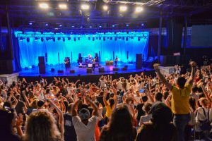 Duman performansıyla Harbiye'yi salladı