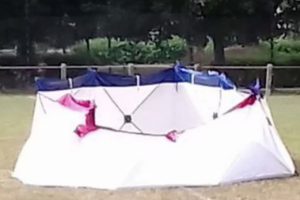 Belçika'da bir adam futbol sahasında kendini patlattı