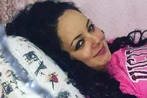 Evinde ölü bulunan genç kadın toprağa verildi
