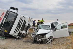 Otomobil TIR ile çarpıştı: 1 ölü, 3 yaralı