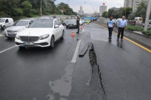 Sağanak nedeniyle yol çöktü