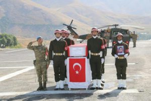 Şehit olan asker eşi ve oğlu için tören düzenlendi