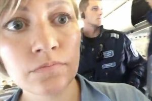 Finlandiya'da sığınmacının sınır dışı edilmesine uçakta protesto