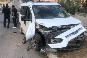 Otomobilde fare zehri içip kaza yaptı