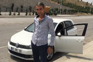 Refüje çarpan sürücü can verdi