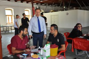 Kars polisi Türk Kızılay'ına kan bağışında bulundu