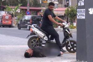 Sokak ortasında kaldırıma yatıp pantolonunu çıkardı