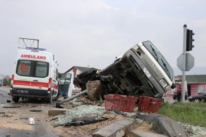Ambulans kaza yaptı: 6 yaralı
