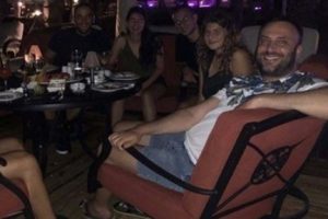 KKTC'li Bakan Zeki Çeler Rum havalimanını kullanarak tatile gitti