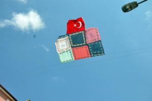 Polis 'yazmalı bayrağı' indirtti