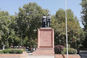 Malatya'daki çıplak heykele 'şort' talebi