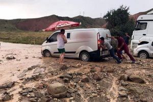 Sağanak sele dönüştü