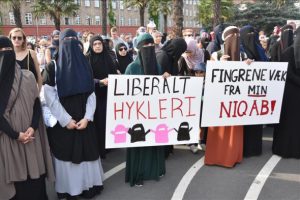 Danimarka'da burka ve peçe yasağına tepki