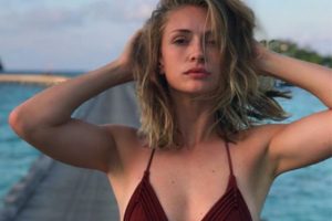 Yasemin Allen'den pitonlu poz!