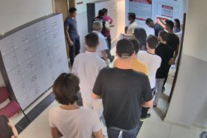 Başkasının yerine sınava girdiği anlaşılınca camdan atladı