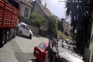 Park halindeki otomobile art arda çarptı!