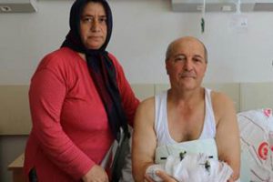 Türk Bayrağı asmaya giden adama iki ayı birden saldırıdı
