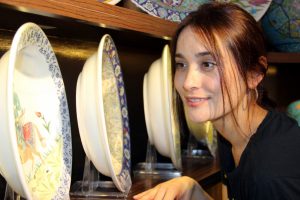 Elif Kaya çini deseni yaptı