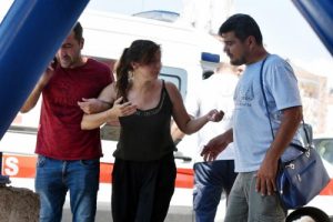 Otomobil eşiyle tartışırken takla attı