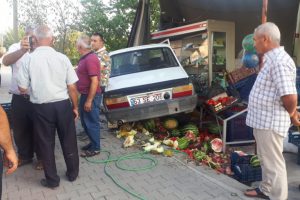 Kontrolden çıkan araç markete daldı