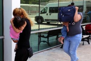 Adliyeye bebekleriyle gelen hırsızlık şüphelisi 2 kadın tutuklandı