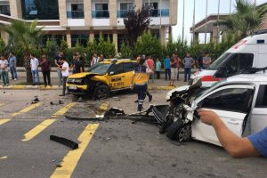 Ticari taksi ile otomobil çarpıştı