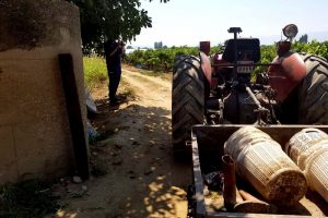 Eşinin kullandığı traktörün altında kaldı