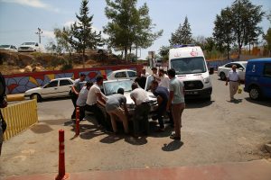 Acil servisin girişini engelleyen aracı vatandaşlar kaldırdı