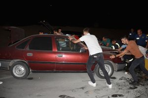 Otomobili yanan sürücüler olay yerinden kaçtı