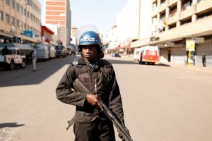 Mugabe'siz ilk seçime karşı gösterilerde ölü sayısı 6'ya yükseldi