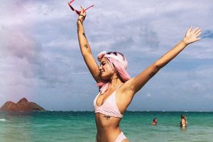 Pembe saçlarıyla bikinili poz verdi