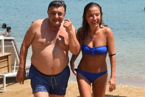 Yılmaz Vural ikinci eşle tatilde