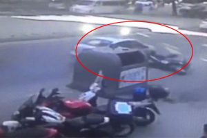 Telefonuyla oynarken motosikletliyi canından ediyordu