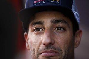 Ricciardo Renault yolunda