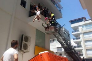 4'üncü kattan kendisini boşluğa bıraktı, belindeki kemerden yakalandı