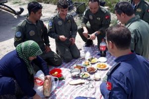 Askeri helikopter acil iniş yaptı! Köylülerden yürek ısıtan hareket
